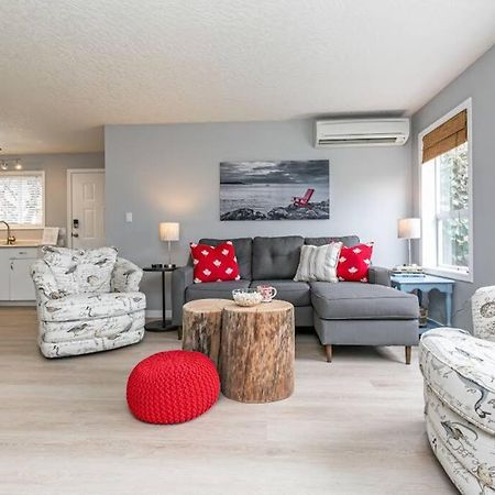 Lovely 2 Bedroom Suite Steps From The Beach Victoria Ngoại thất bức ảnh