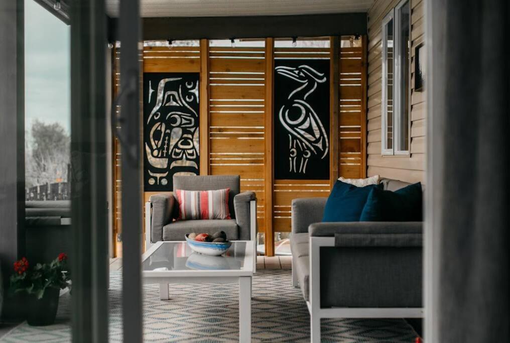 Lovely 2 Bedroom Suite Steps From The Beach Victoria Ngoại thất bức ảnh