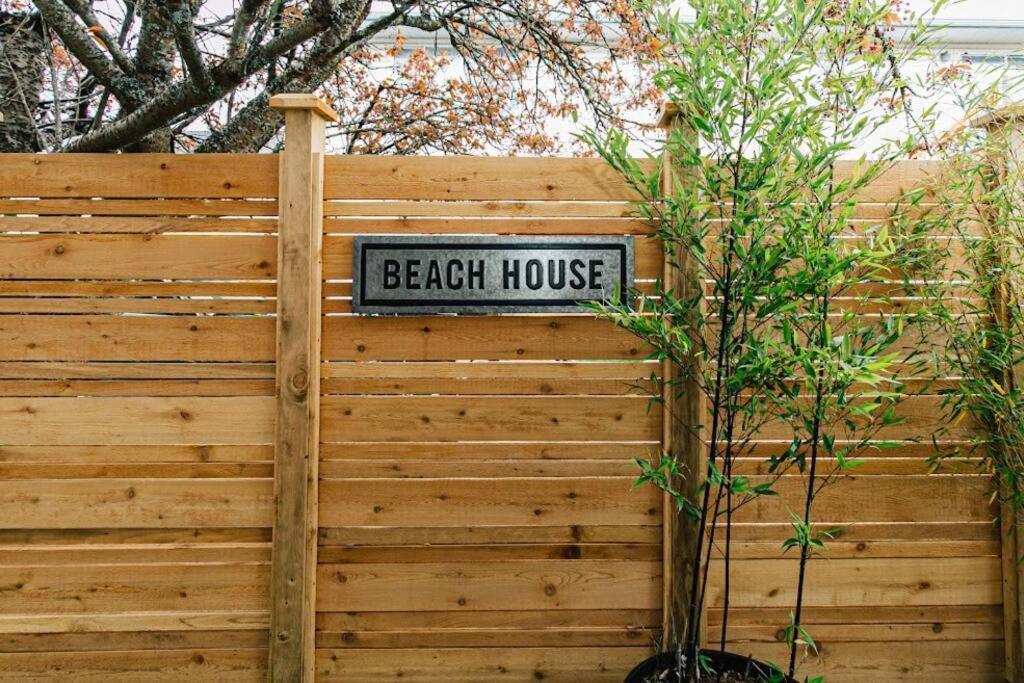 Lovely 2 Bedroom Suite Steps From The Beach Victoria Ngoại thất bức ảnh