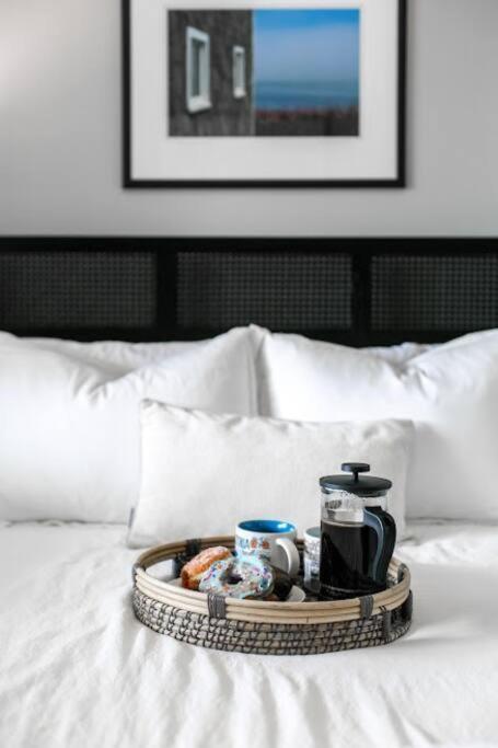 Lovely 2 Bedroom Suite Steps From The Beach Victoria Ngoại thất bức ảnh