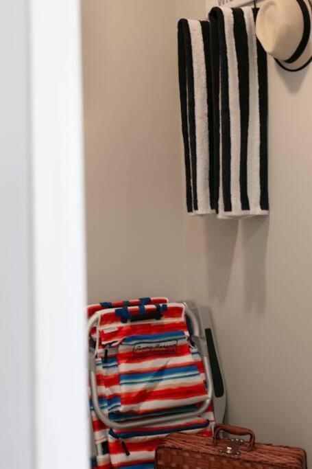 Lovely 2 Bedroom Suite Steps From The Beach Victoria Ngoại thất bức ảnh