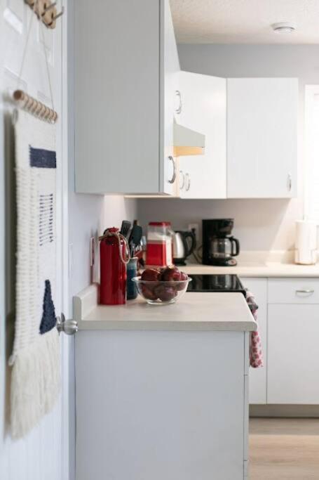 Lovely 2 Bedroom Suite Steps From The Beach Victoria Ngoại thất bức ảnh