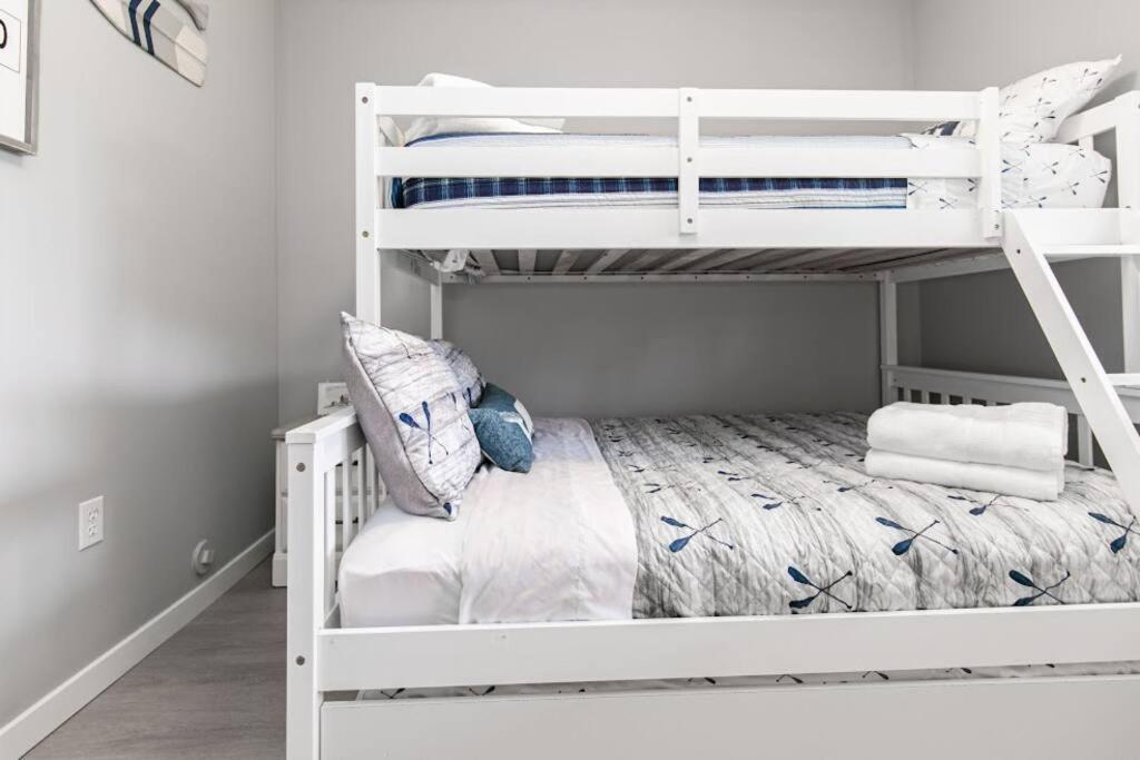 Lovely 2 Bedroom Suite Steps From The Beach Victoria Ngoại thất bức ảnh