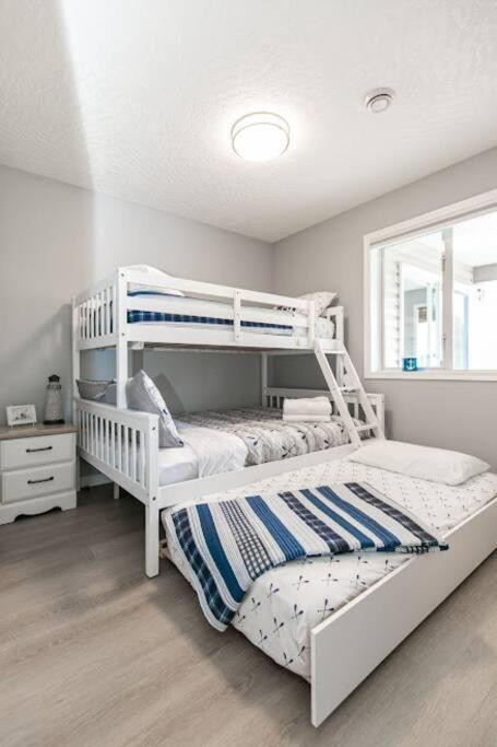 Lovely 2 Bedroom Suite Steps From The Beach Victoria Ngoại thất bức ảnh