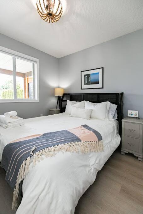 Lovely 2 Bedroom Suite Steps From The Beach Victoria Ngoại thất bức ảnh