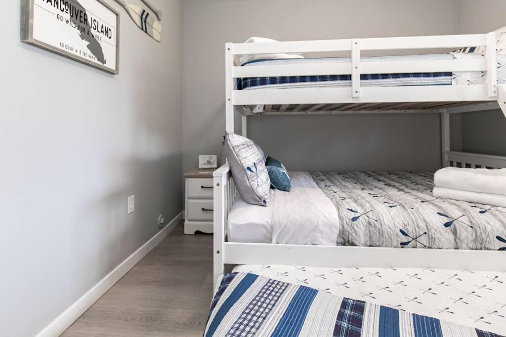 Lovely 2 Bedroom Suite Steps From The Beach Victoria Ngoại thất bức ảnh