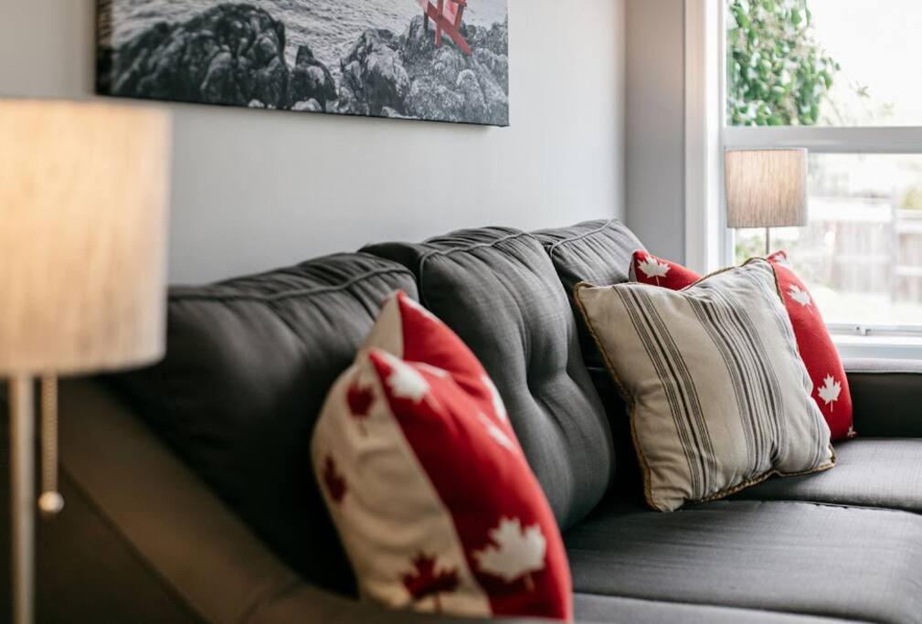 Lovely 2 Bedroom Suite Steps From The Beach Victoria Ngoại thất bức ảnh