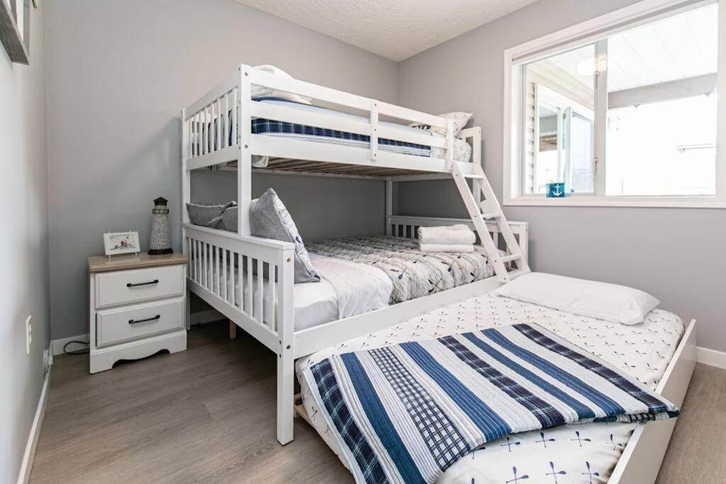 Lovely 2 Bedroom Suite Steps From The Beach Victoria Ngoại thất bức ảnh
