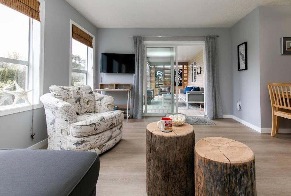 Lovely 2 Bedroom Suite Steps From The Beach Victoria Ngoại thất bức ảnh