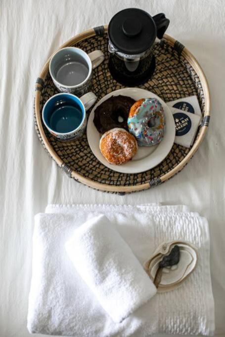 Lovely 2 Bedroom Suite Steps From The Beach Victoria Ngoại thất bức ảnh