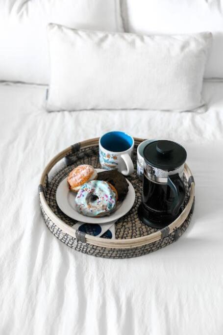 Lovely 2 Bedroom Suite Steps From The Beach Victoria Ngoại thất bức ảnh