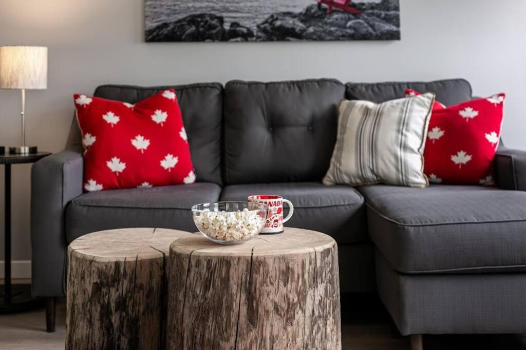 Lovely 2 Bedroom Suite Steps From The Beach Victoria Ngoại thất bức ảnh